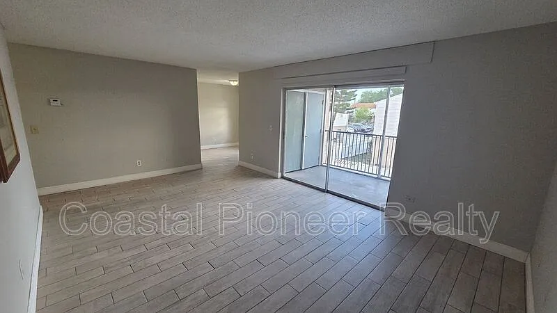 Building Photo - 7210 N Manhattan Ave #1021