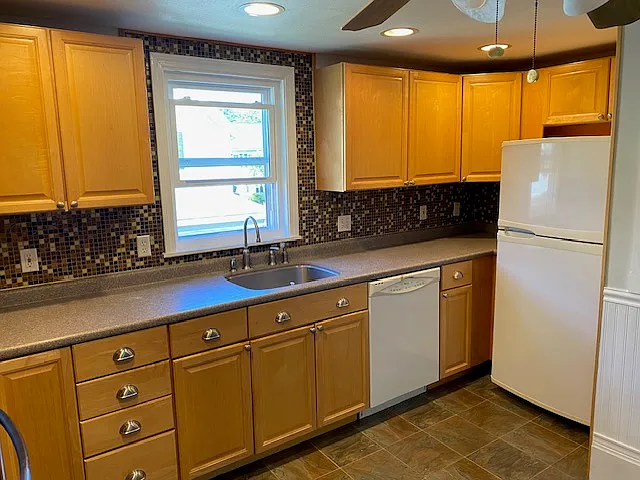 Kitchen, dishwasher and fridge to be replaced with stainless