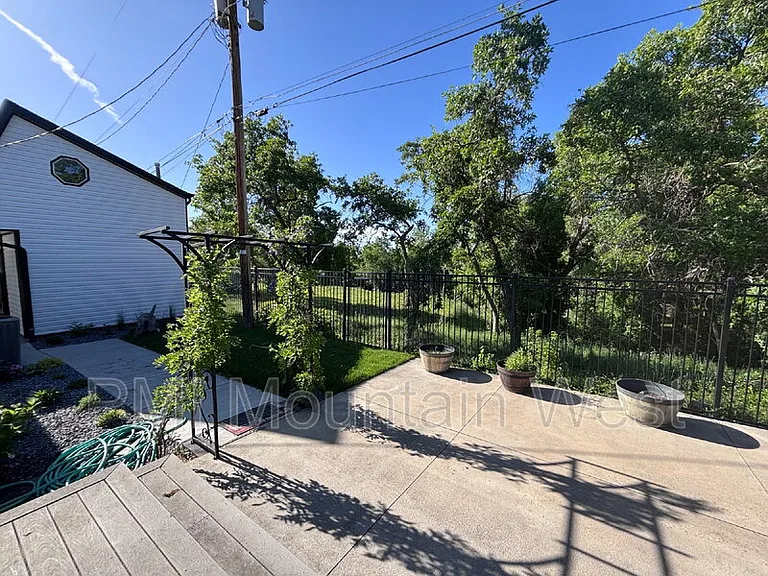 985 Horsley Cir #B — Photo 14
