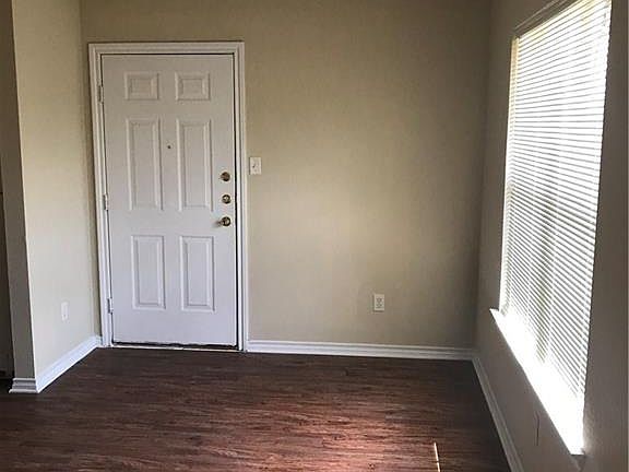 3rd image of 943 Crepe Myrtle St