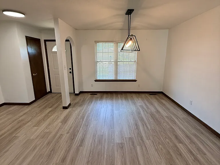 2517 Larkspur Ln — Photo 5