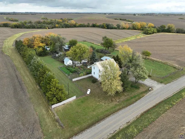 720 260th St, Hiawatha, KS 66434