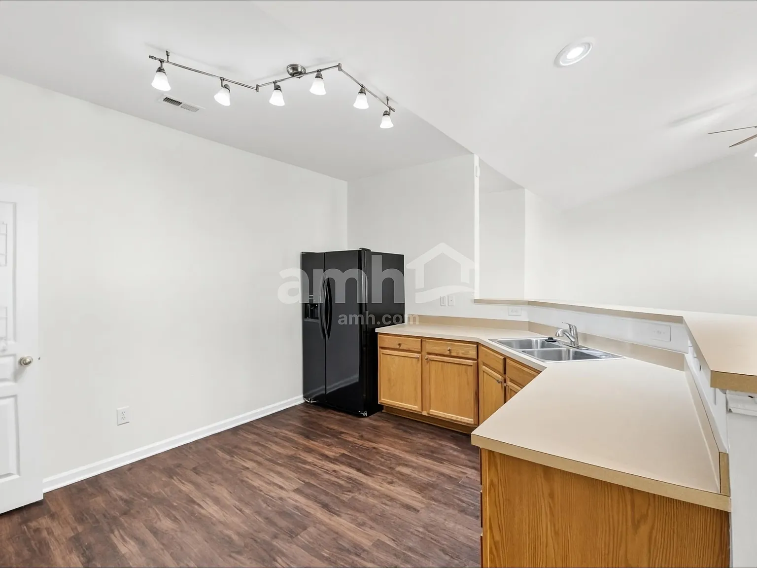 3 bed, 2.0 bath, 1465 sqft, $2,135 — Photo 4