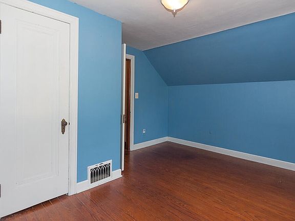 4th image of 5586 Comstock Ave