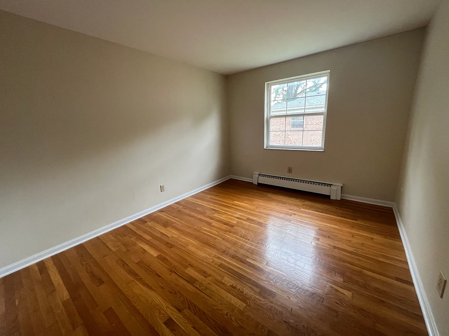Broadway Court Apartments — Photo 4