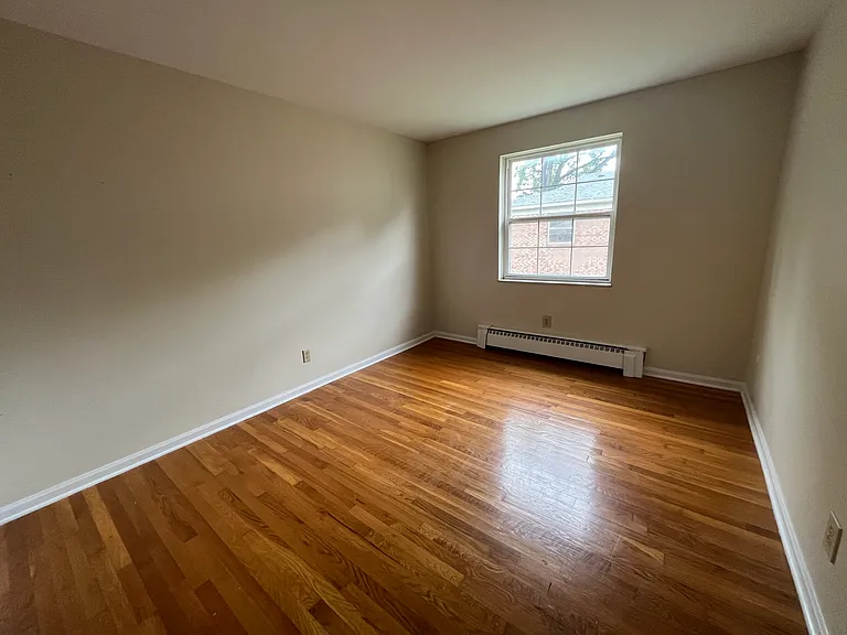 Broadway Court Apartments — Photo 4