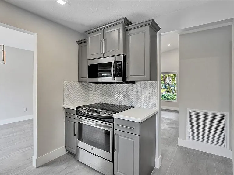 11627 SW 50th St — Photo 10
