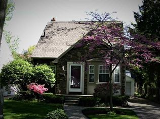 2082 Brys Dr, Grosse Pointe Woods, MI 48236