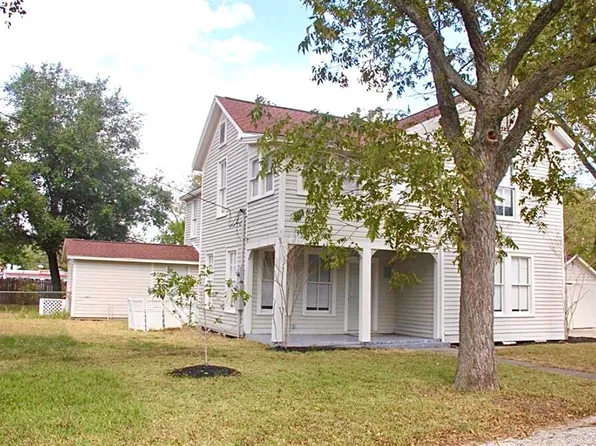 1007 E 5th St, Hallettsville, TX 77964