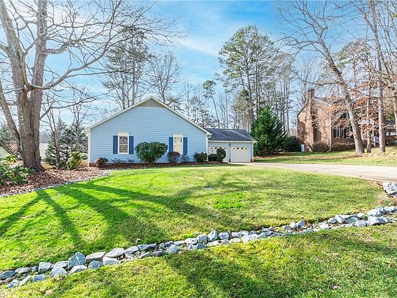 3rd image of 542 Rockwood Dr