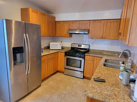 Kitchen: gas stove, fridge, dishwasher