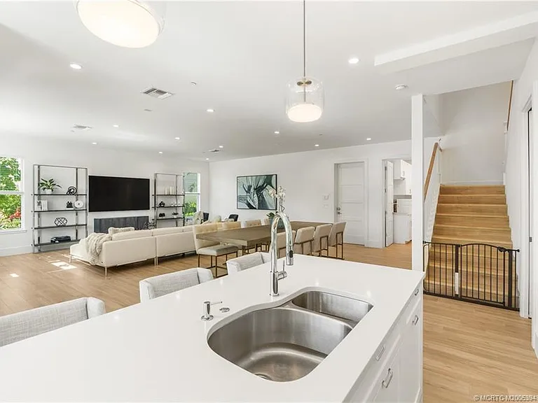 55 SE Seminole St #1-A — Photo 8