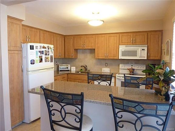 3rd image of 25 Somerset Dr APT 13E