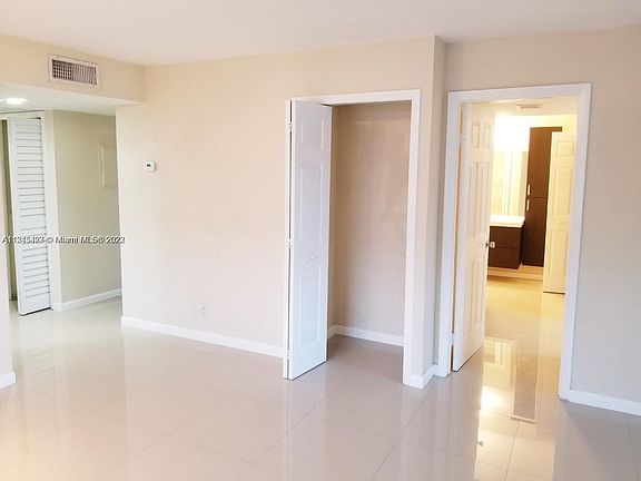5th image of 305 Lakeview Dr APT 204