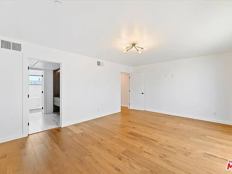 1410 1/2 N Poinsettia Pl — Photo 6