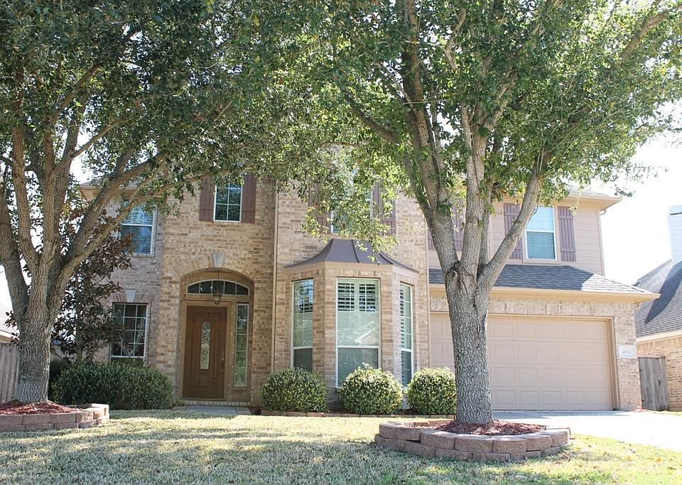 Welcome to beautiful 2632 Pueblo Ct. in sought-after Victory Lakes.