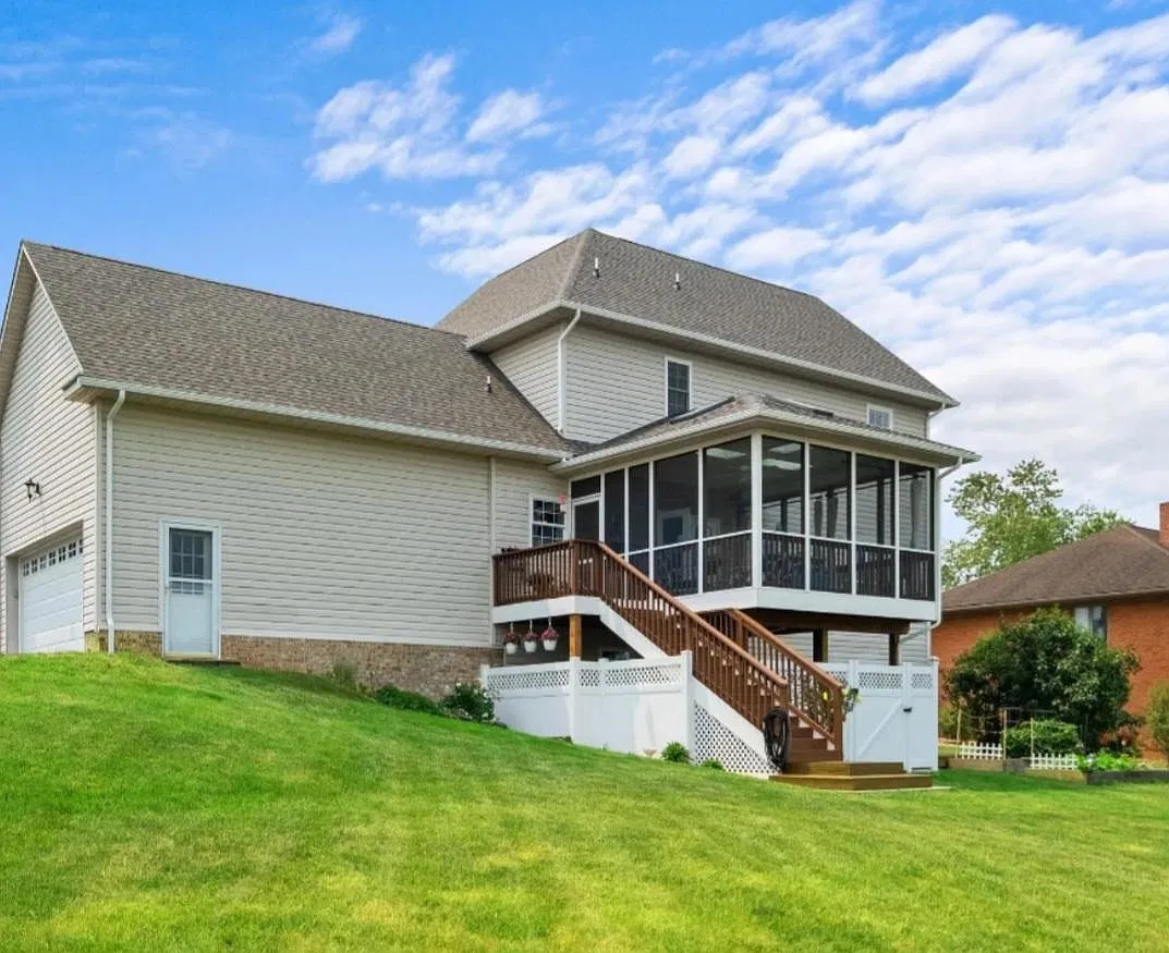 4 bed, 2.5 bath, 2045 sqft, $2,800 — Photo 3