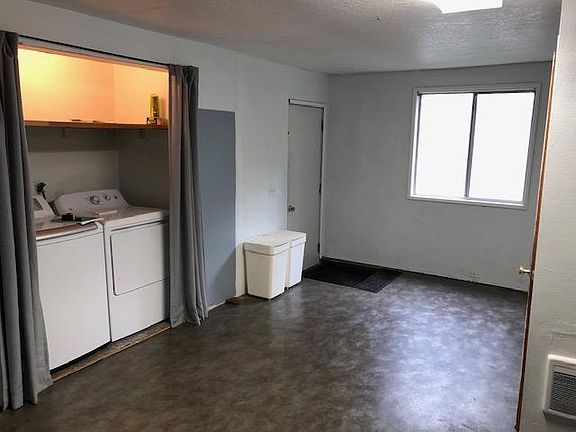 4th image of 721 NE 132nd Ave