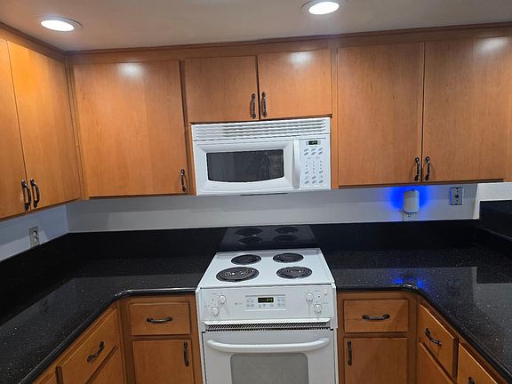 5th image of 648 W Sunnyoaks Ave