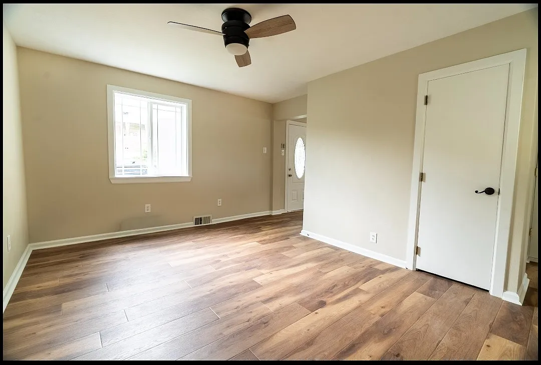 3 bed, $1,599 — Photo 4