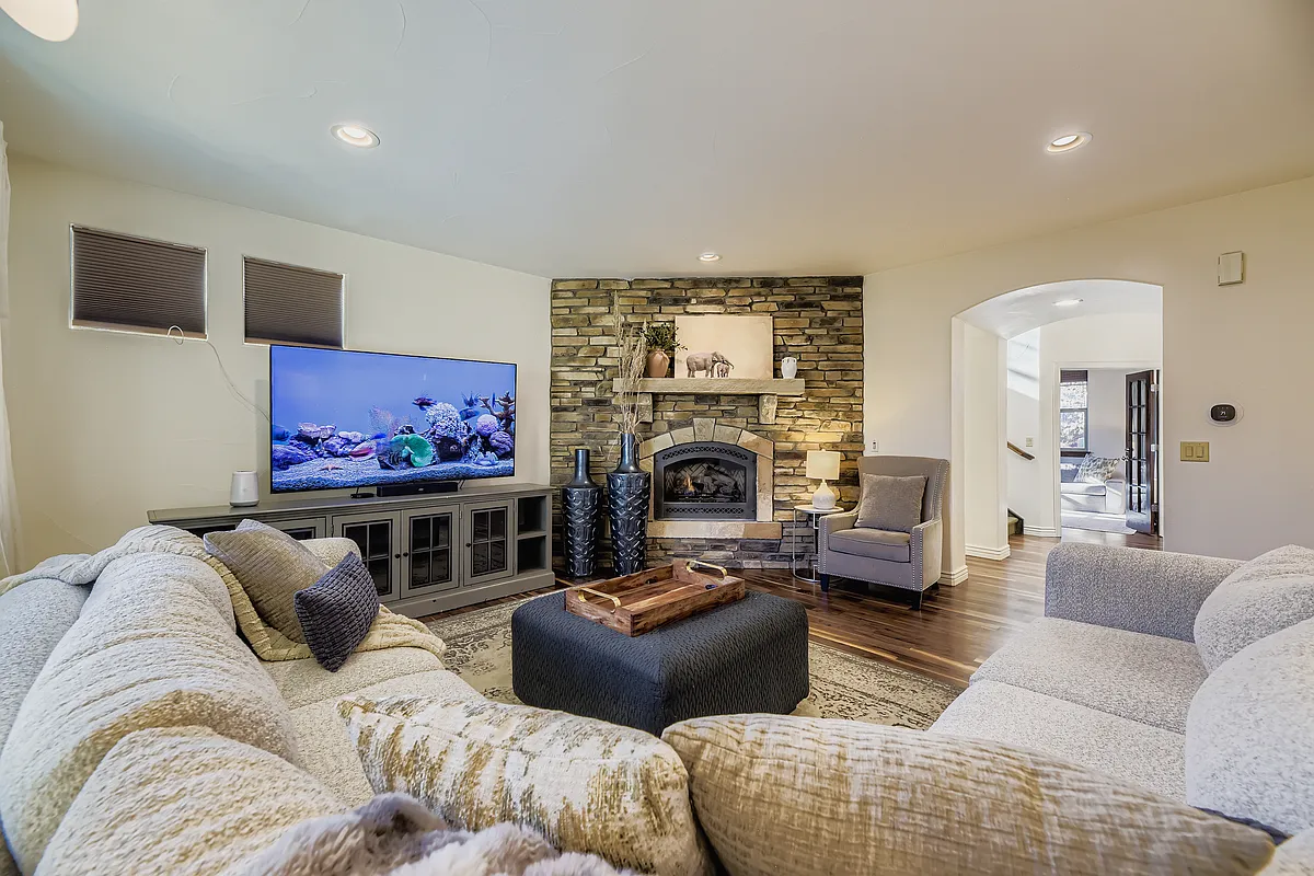 MAIN LIVING ROOM - 2030 S Franklin St