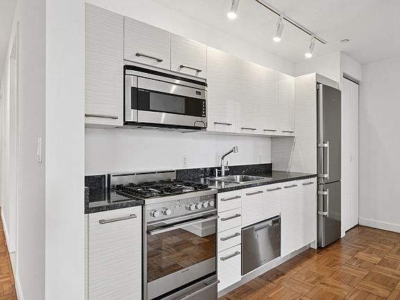 3rd image of 20 Exchange Pl APT 4906
