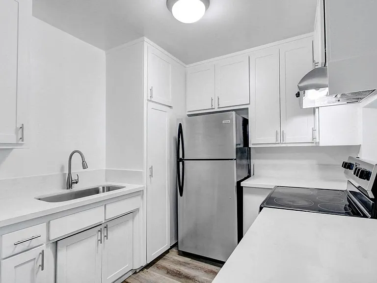 Country Club Apartments — Photo 17