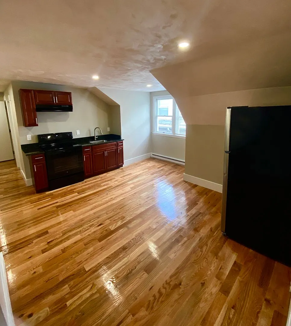 SALEM 3-Bed, 1-Bath — Photo 2