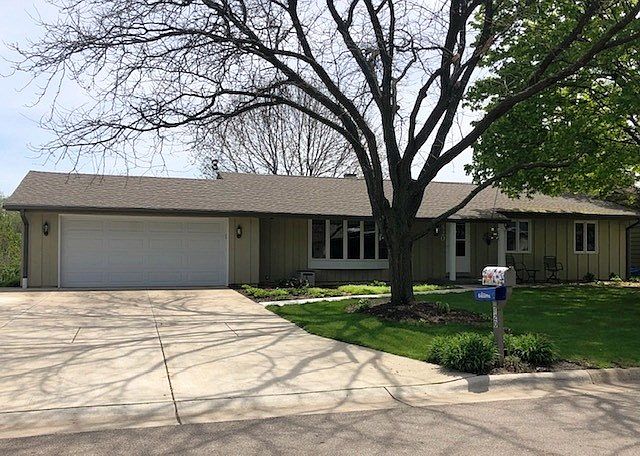 1st image of 820 Columbia Dr