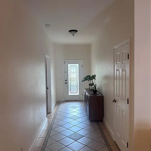 824 Greenleaf Cir — Photo 2