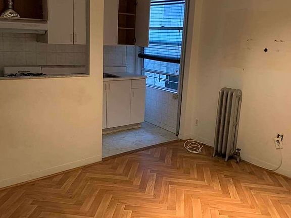 3rd image of 2323 28th Ave APT 1R