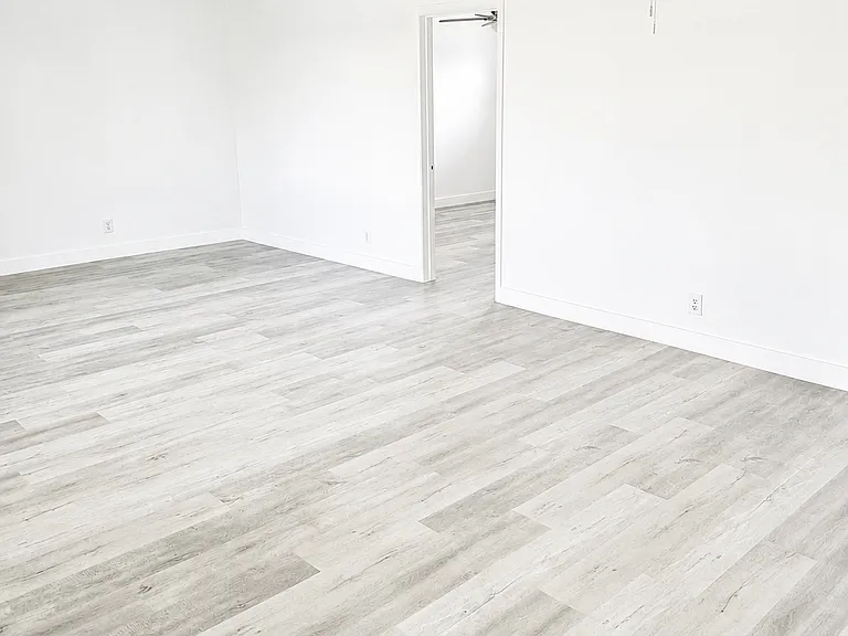 2837 NE 30th St #6 — Photo 2