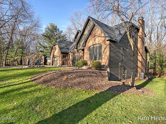 5th image of 6230 Greeley Ave NE