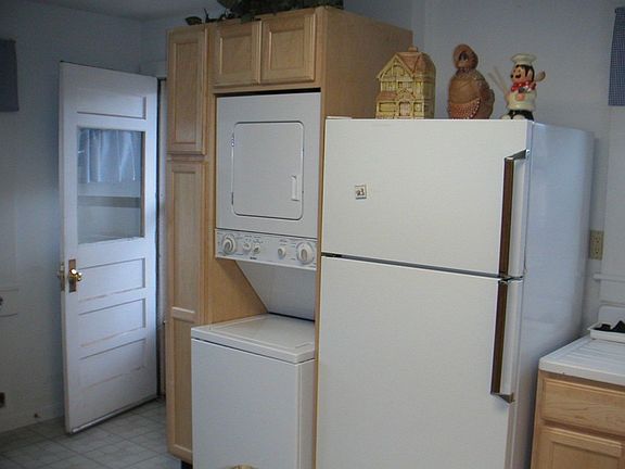4th image of 425 E Arbecam Ave