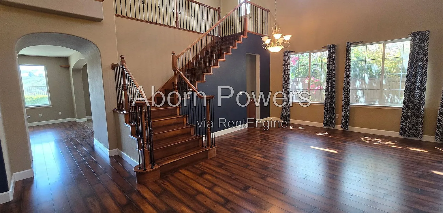 5 bed, 3.0 bath, 3000 sqft, $4,195 — Photo 3