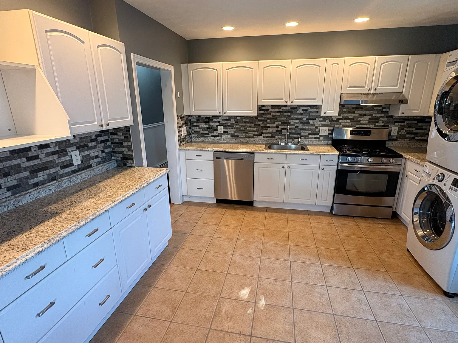 3 bed, 1300 sqft, $3,200 — Photo 1