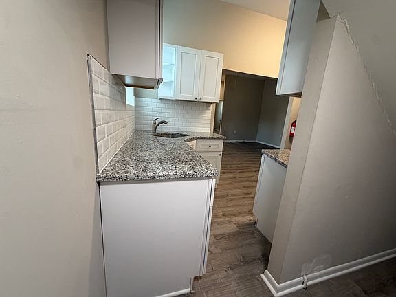 5th image of 615 Summit St APT 2