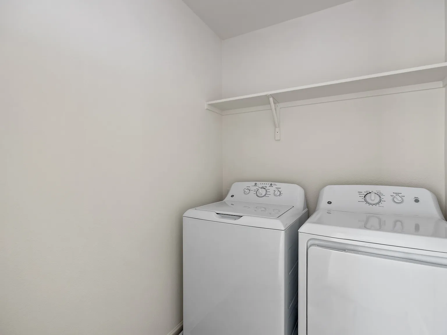 3 bed, 2.5 bath, 1800 sqft, $1,950 — Photo 3