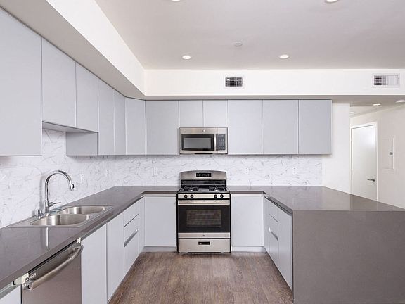 4th image of 1439 Tamarind Ave #306