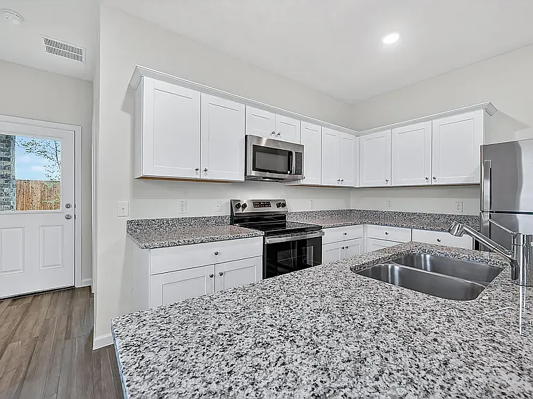2114 Meadow Park Dr — Photo 3