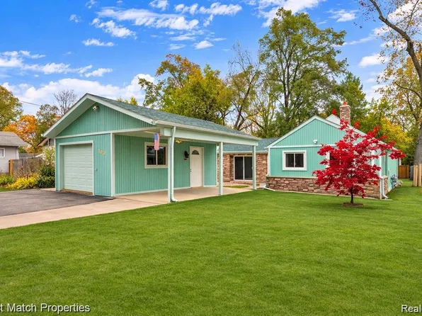 100 Danforth Dr, White Lake, MI 48386