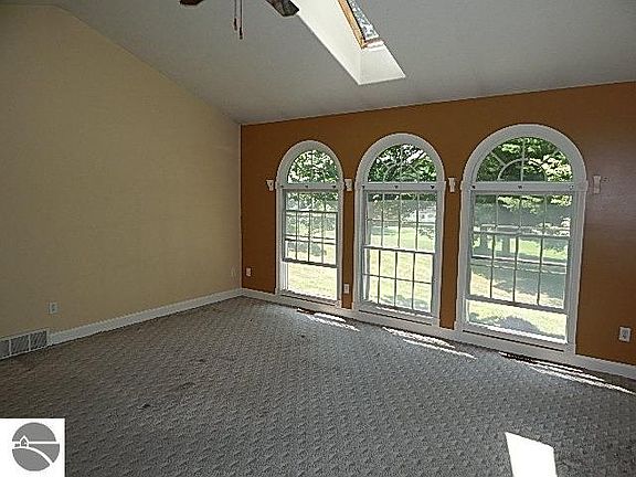 5th image of 520 White Pine Dr