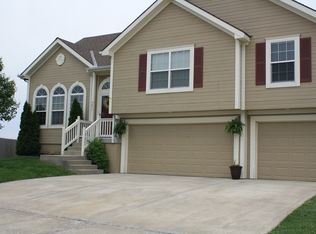 9811 E 221st St, Peculiar, MO 64078