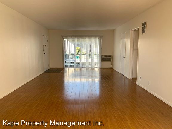 3rd image of 240 S Doheny Dr Unit 3004