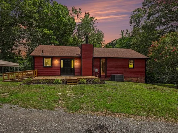 1030 Cross Creek Dr, Walnut Cove, NC 27052