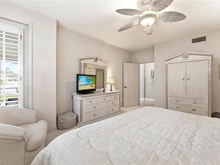 300 L Ambiance Cir #102 — Photo 24