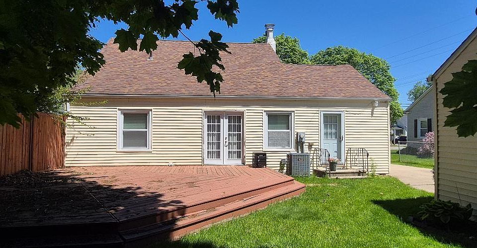 2nd image of 210 Fox St