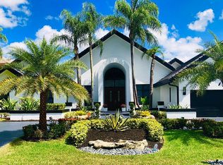 8850 S Lake Dasha Dr, Plantation, FL 33324