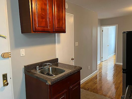 3rd image of 139 E 110th St APT 51