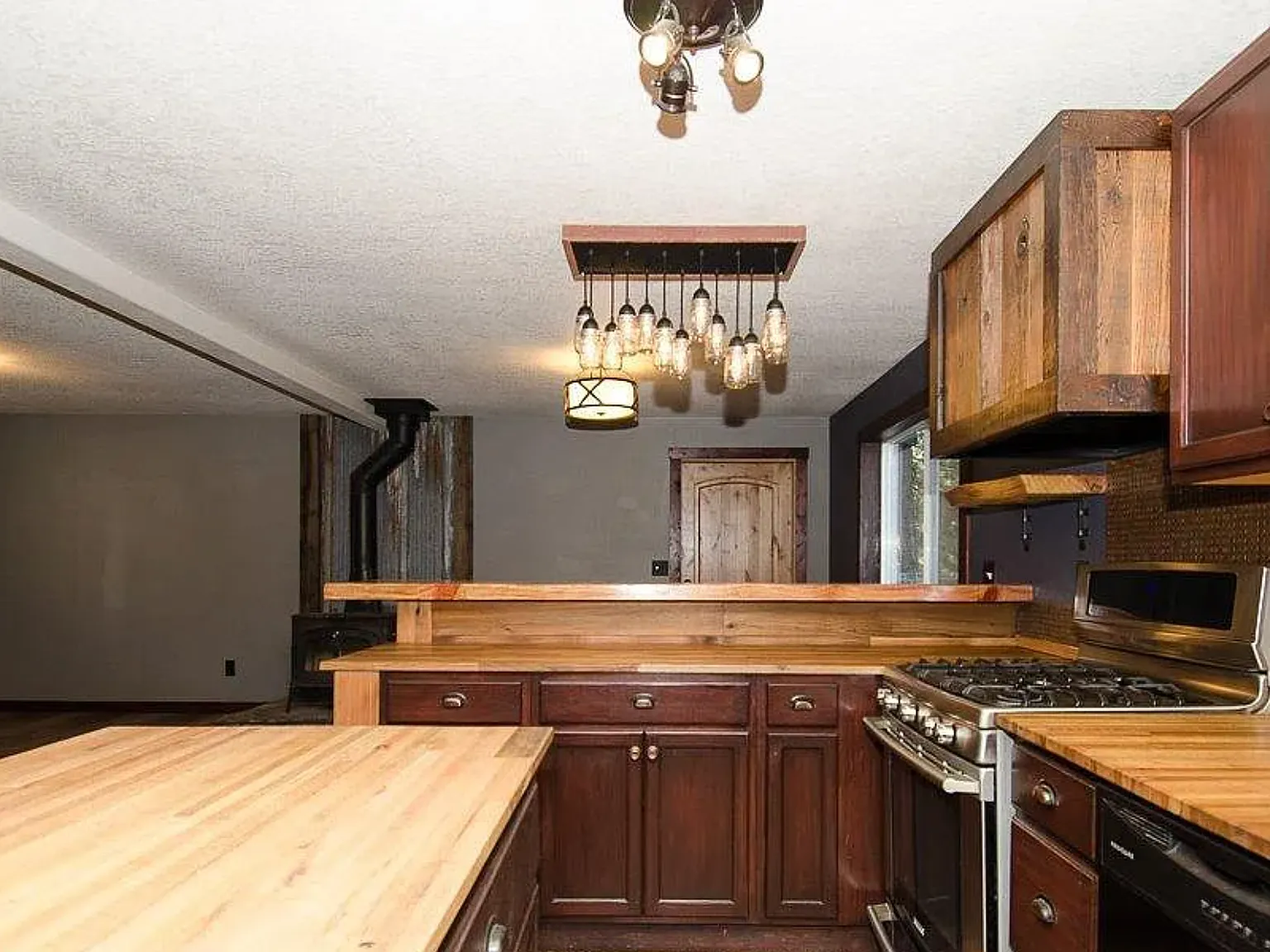 4 bed, 2.5 bath, 2000 sqft, $4,200 — Photo 2
